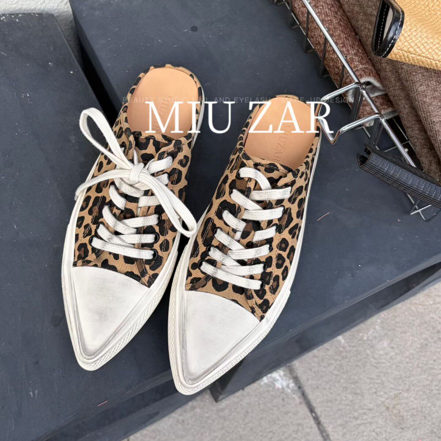 妙莎MIUZAR欧货女鞋2026早春新款擦旧帆布尖头系带一脚蹬包头拖鞋