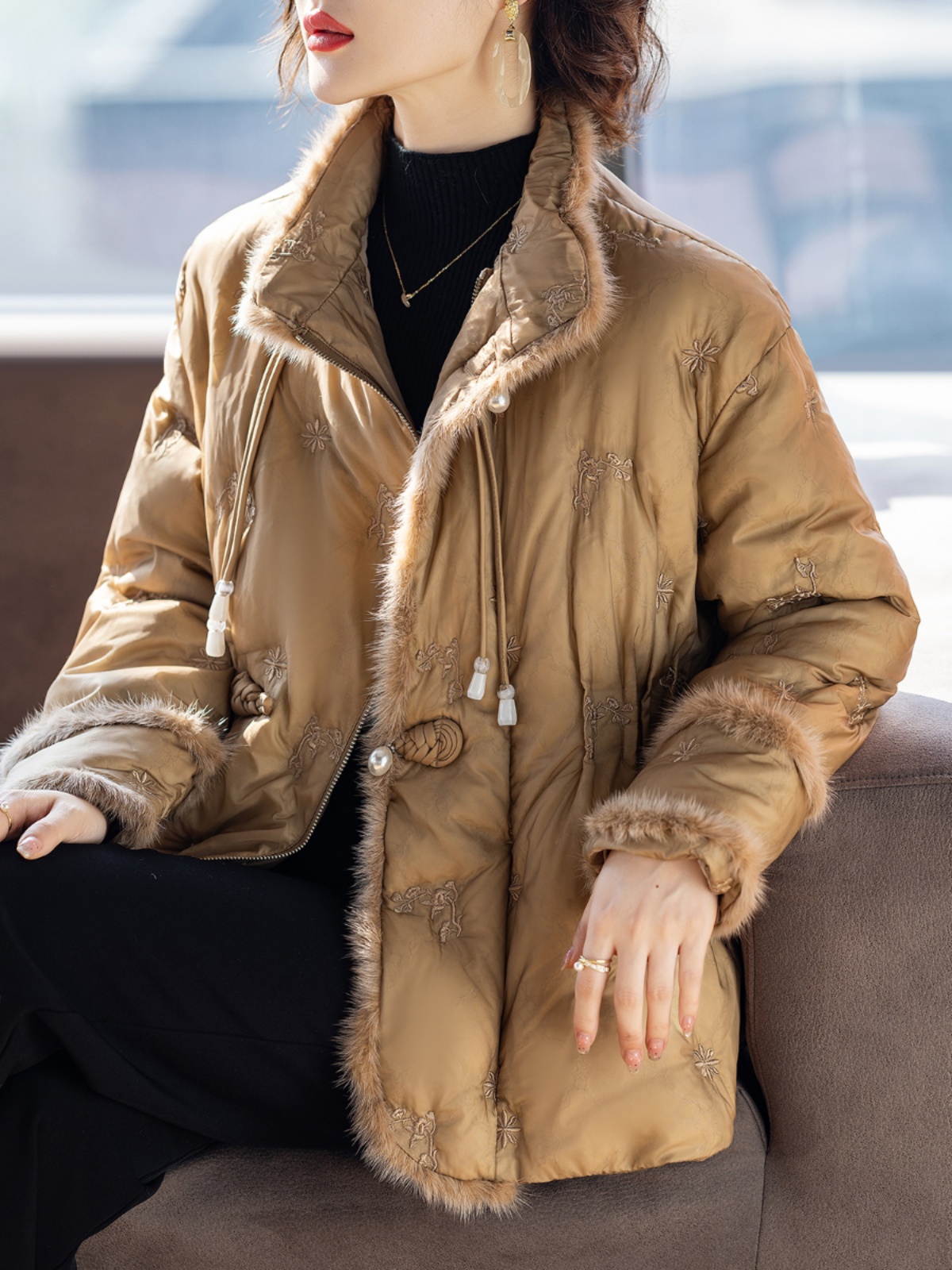 新中式妈妈装冬季羽绒服短款洋气时尚2025新款中老年人女外套衣服