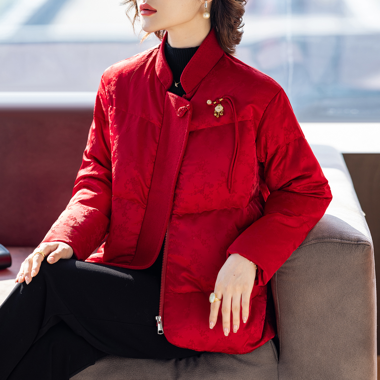 妈妈羽绒服喜服本命年红色洋气高贵衣服婆婆冬装中老年外套女新款