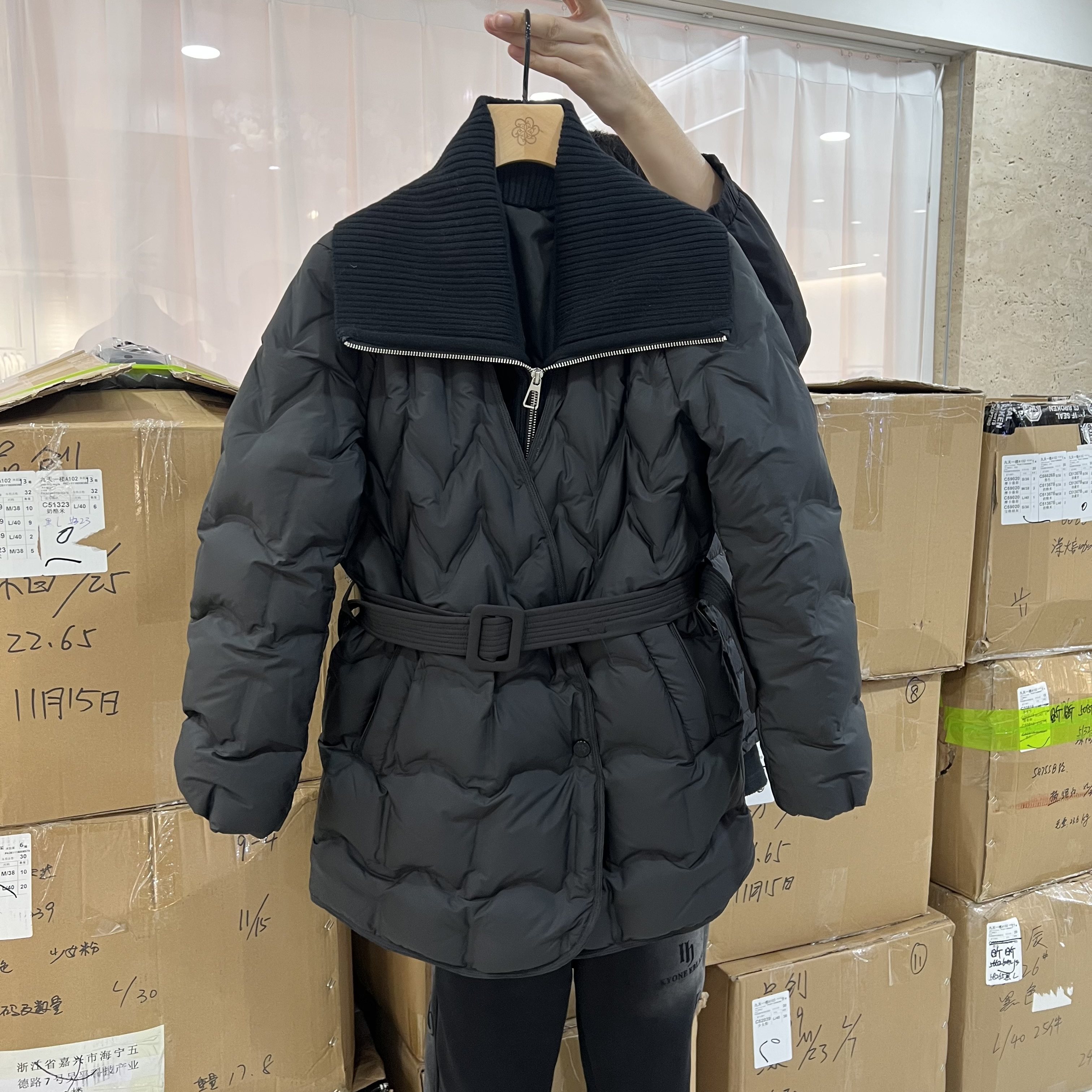 2025年秋季女士新款白鸭绒羽绒服