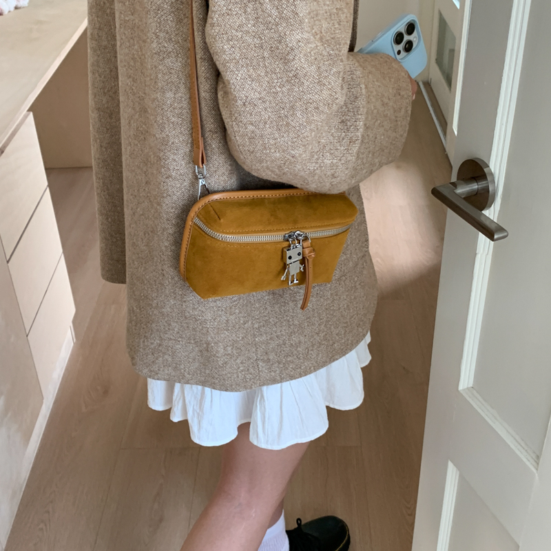 秋冬复古麂皮绒单肩斜挎包包女2025新款韩国时尚简约手机包小方包