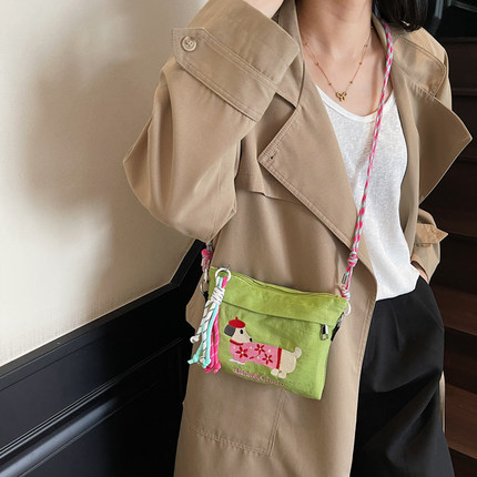 腊肠狗刺绣可爱小包包女2025新款斜挎带拉链手机包轻便百搭通勤包