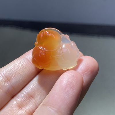 唐马天然冰透双面立体马玉髓项坠