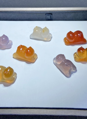 天然冰透俏色玛瑙劈叉猫项坠