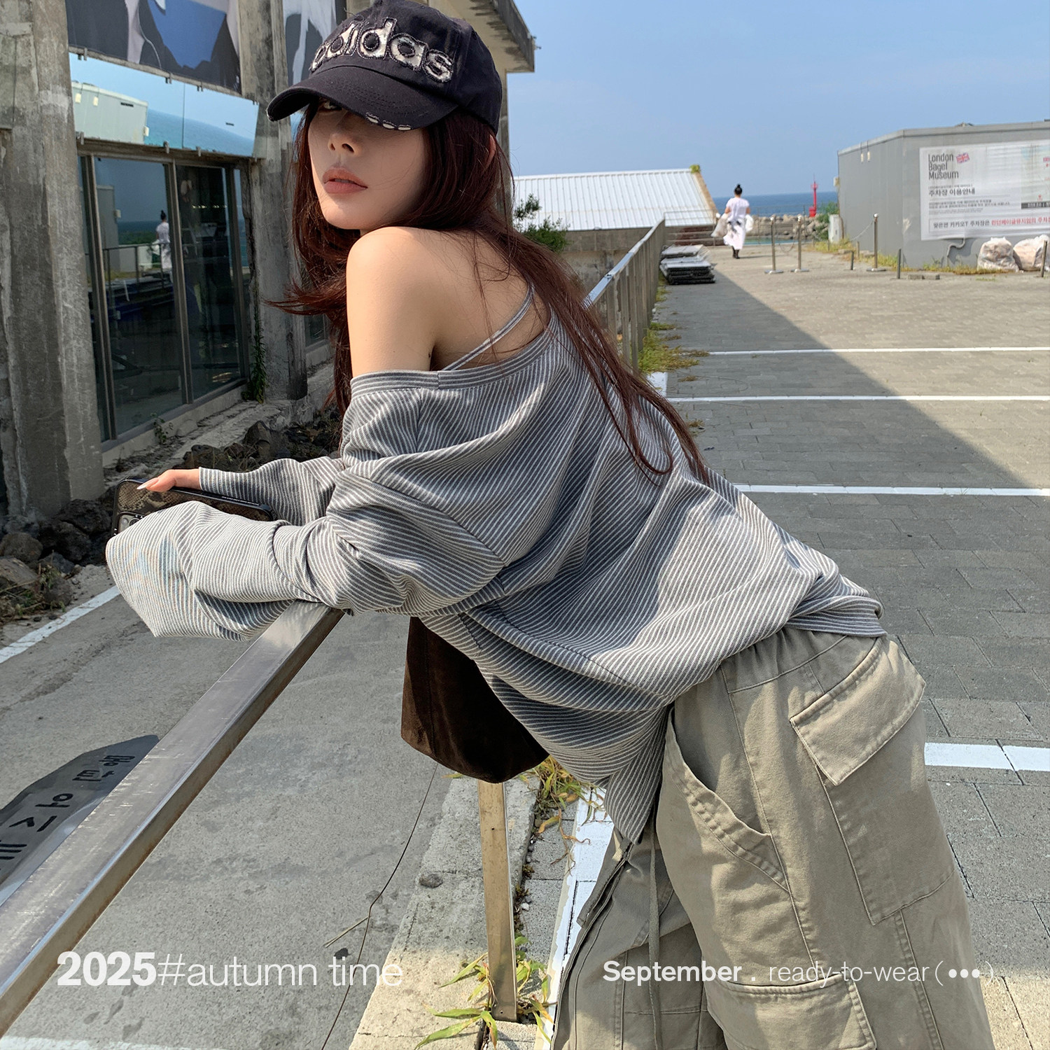 韩系慵懒感休闲口袋镂空漏背大圆领斜肩条纹T恤女2025秋长袖上衣