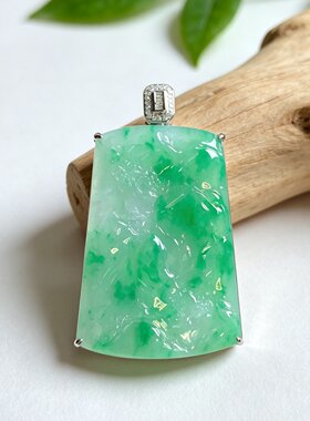 掌中翠冰种阳绿翡翠山水牌吊坠