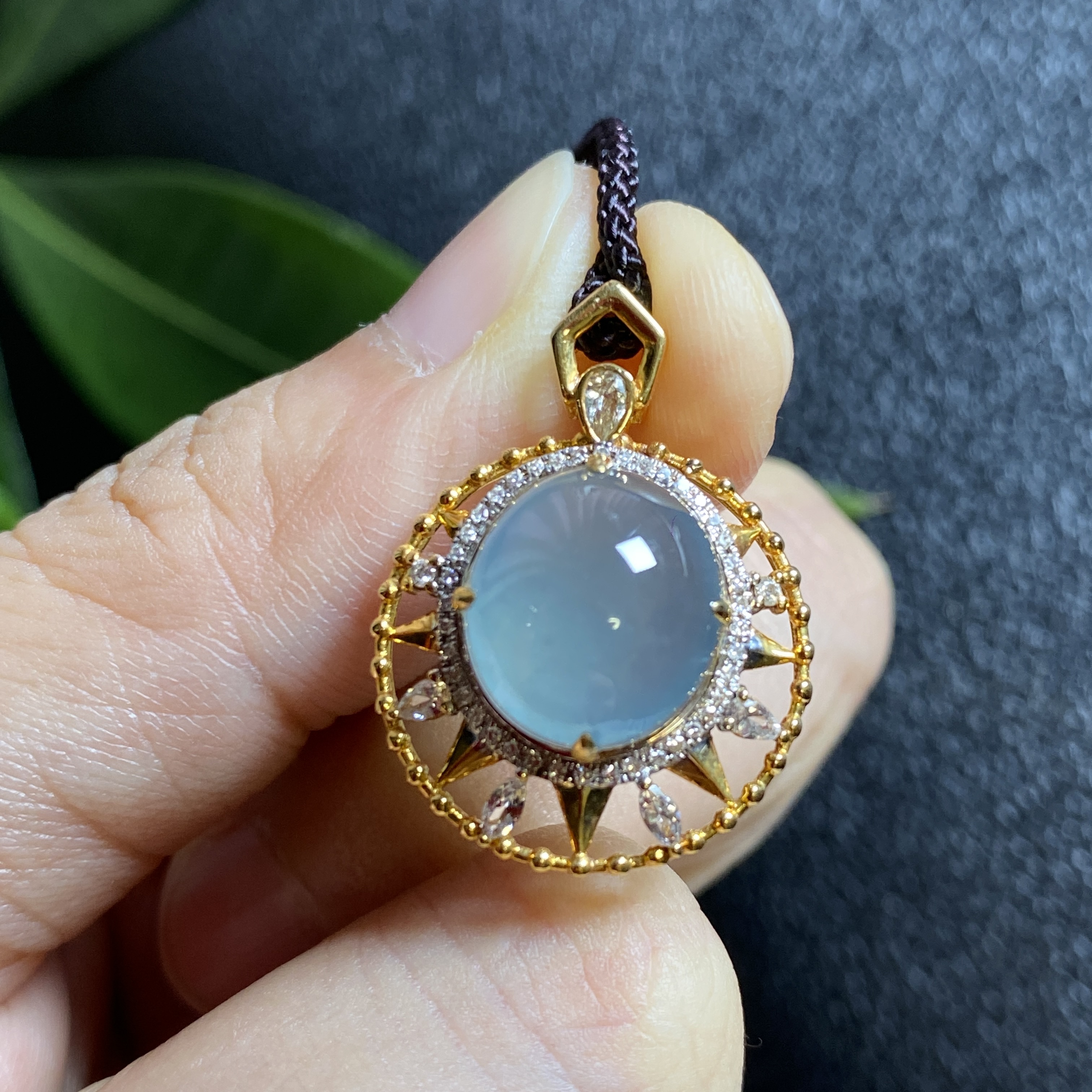 掌中翠天然翡翠冰种18k金白蓝宝嵌冰种蓝水饱满蛋面吊坠 0090