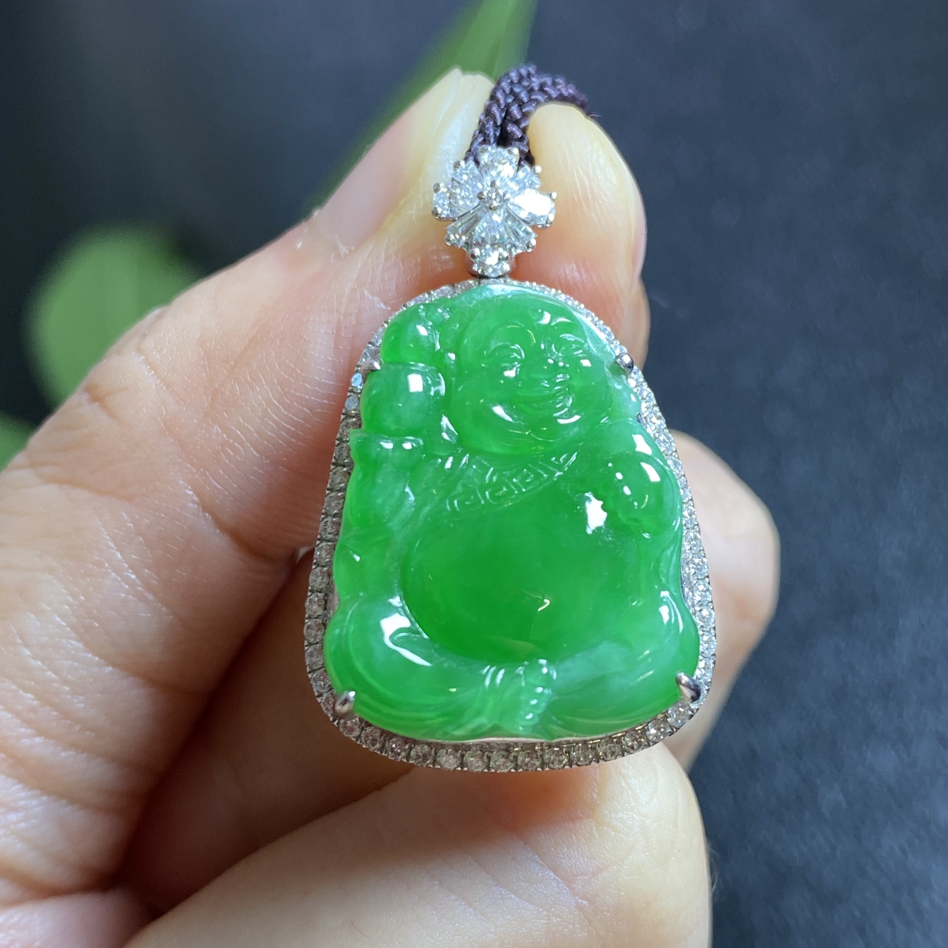 缅甸天然翡翠A货帝王绿冰种满绿站佛18K豪华镶嵌女款吊坠 0072