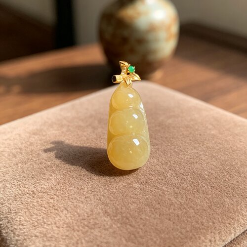 掌中翠A货冰种金黄翡翠四季豆坠