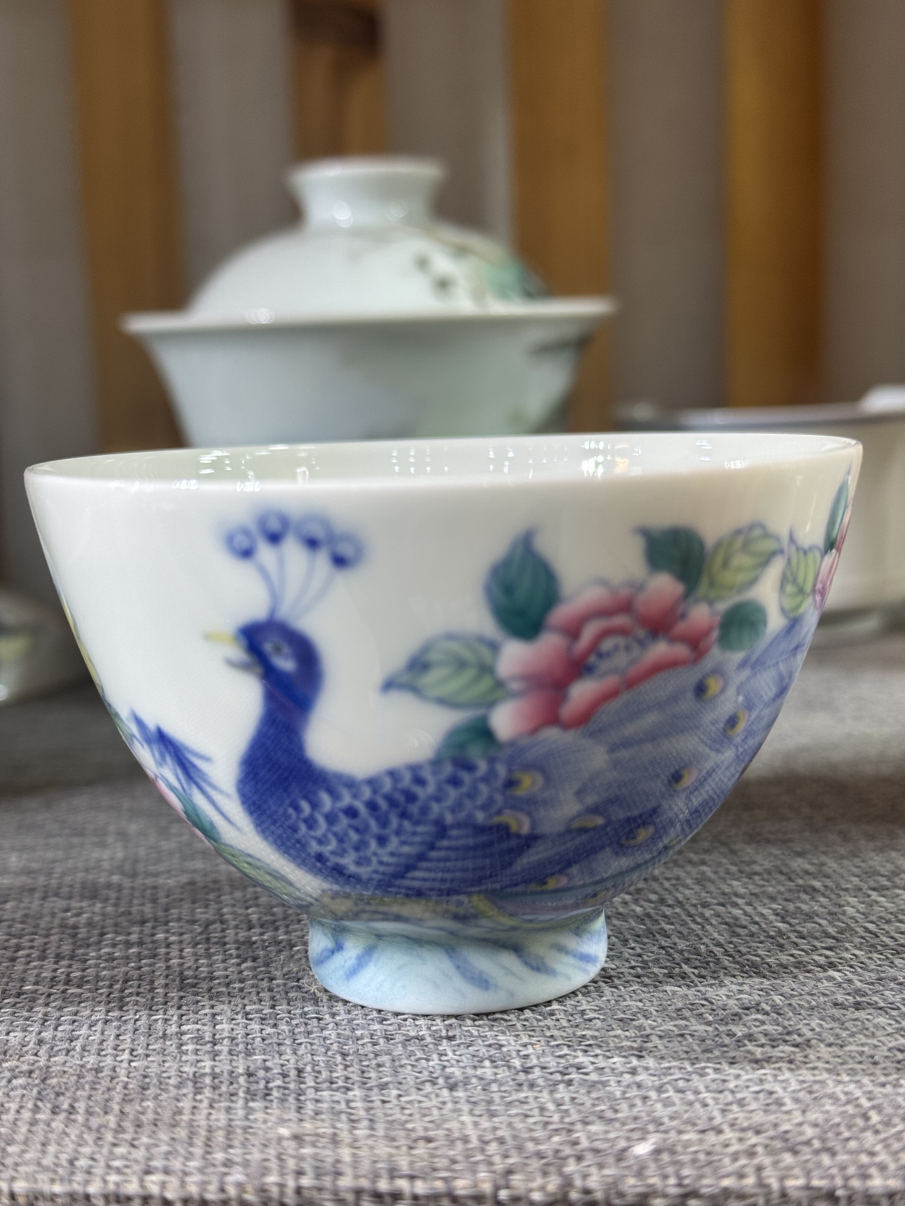 景德镇陶瓷手绘2026新款青花斗彩孔雀牡丹纹主人杯品茗杯功夫茶具
