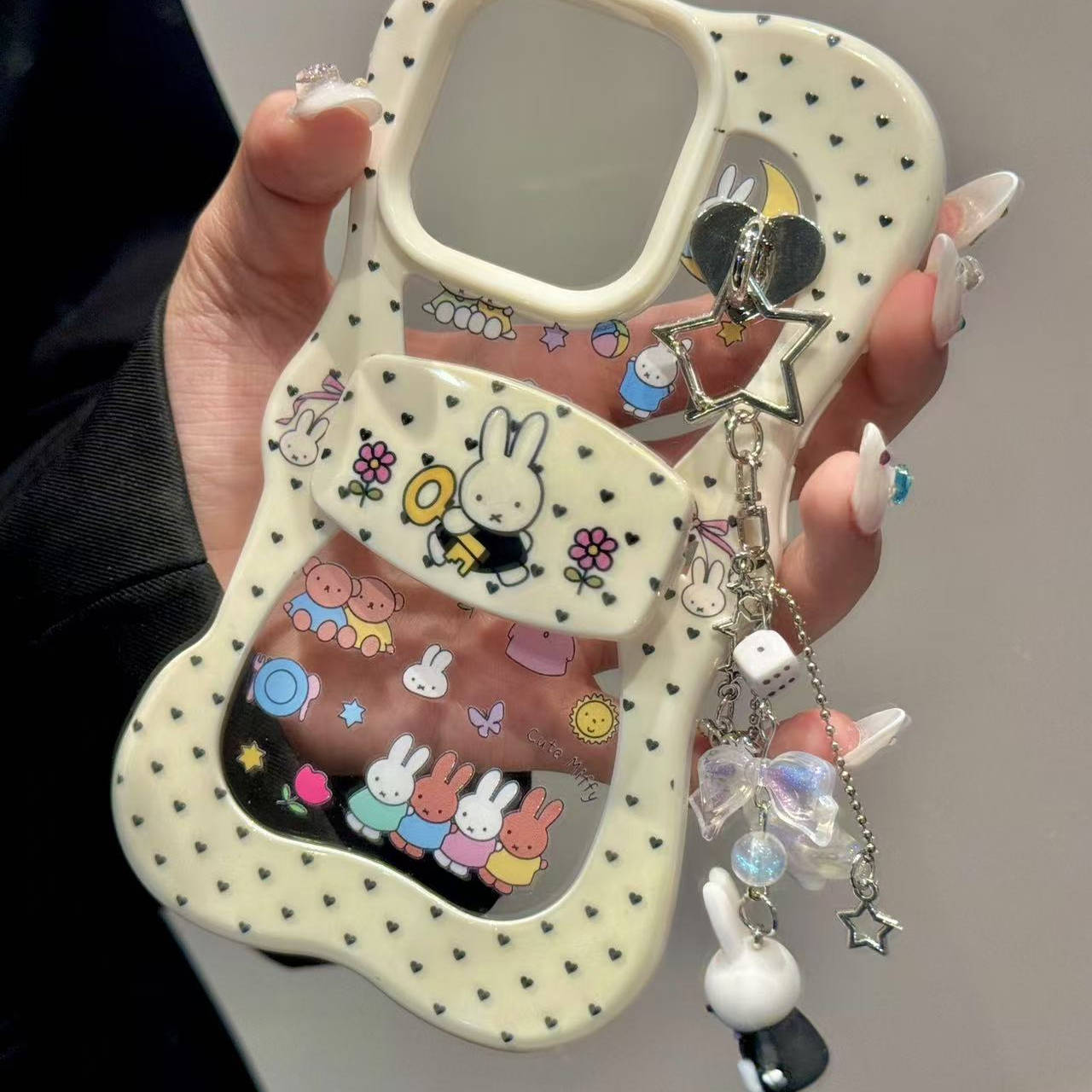 卡通黑色爱心拿钥匙米菲兔蝴蝶结支架iphone16promax苹果15手机壳童趣创意新款防摔保护壳