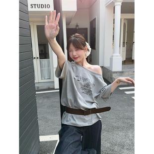 辣妹宽松显瘦露肩灰色上衣 美式 复古字母印花斜肩短袖 T恤女装 夏季