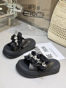 依百媚2026夏露趾厚底凉拖鞋女夏水钻花外穿网红松糕一字拖