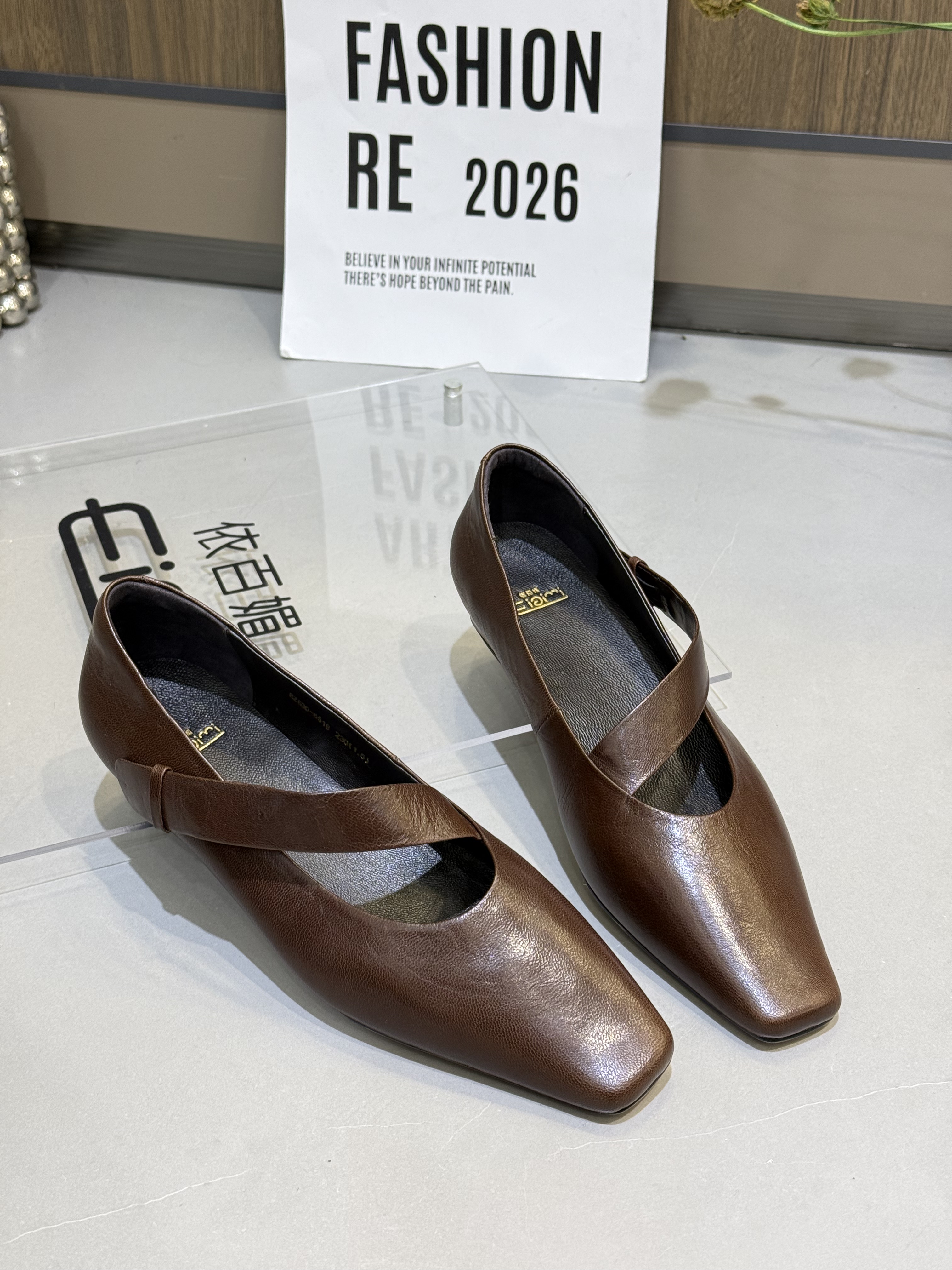 依百媚2026新款羊皮尖方头一字绑带平跟单鞋舒适百搭浅口时装单鞋