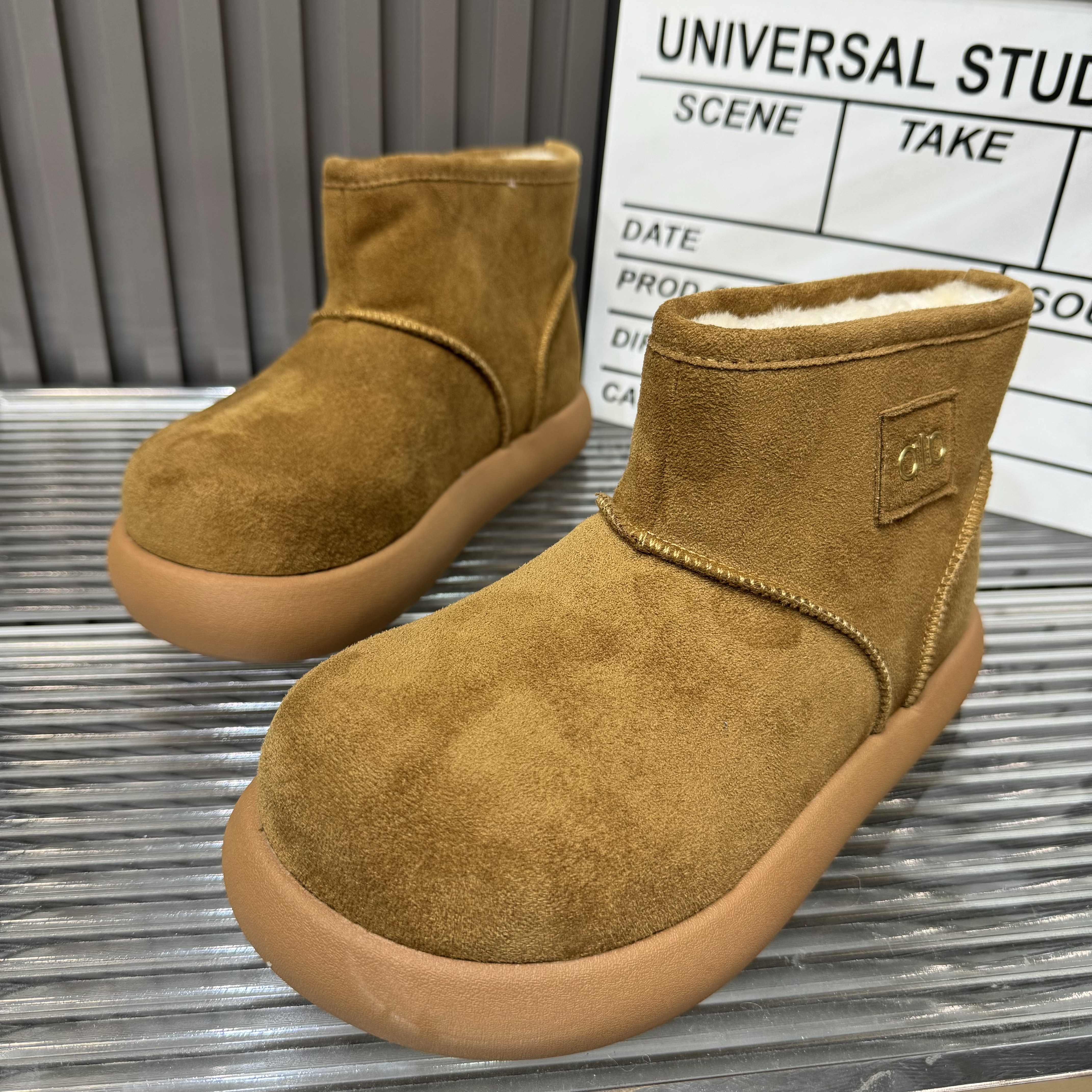 2025新款厚底女百搭休闲鞋时尚运动潮鞋舒适女鞋子百搭雪地靴洋气