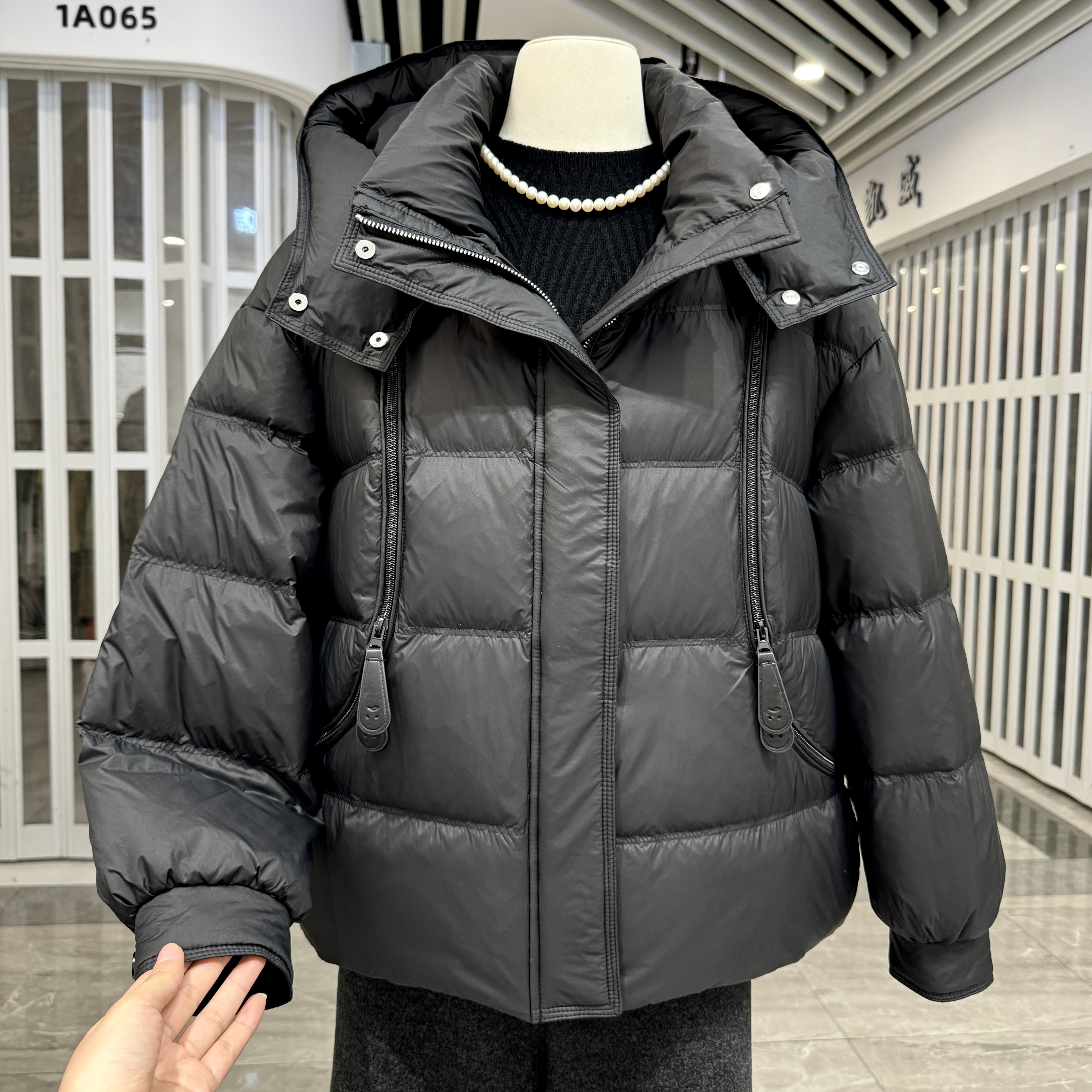 冬季妈妈装连帽短款黑色羽绒服加厚50白鸭绒休闲外套保暖面包服女