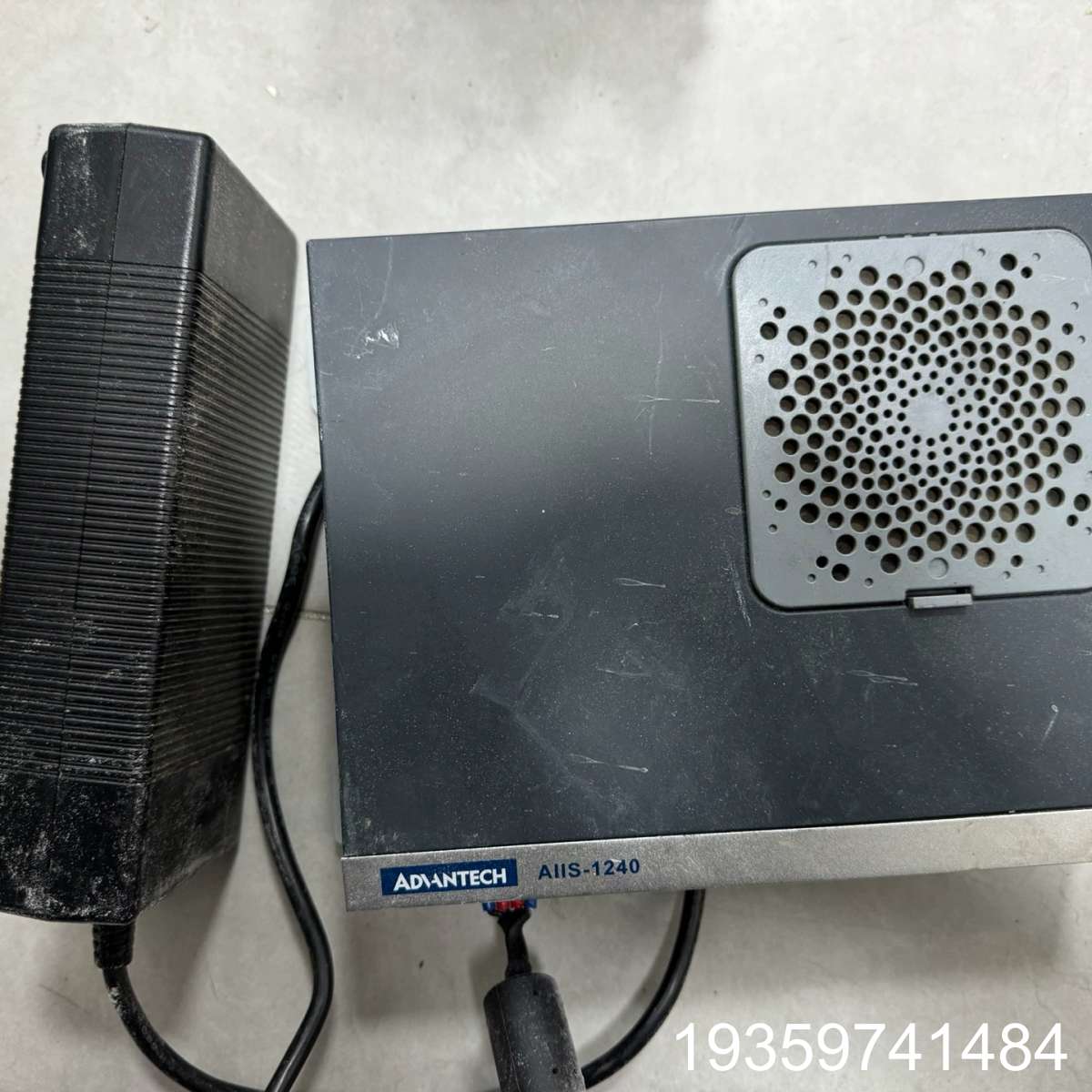AIIS-1240嵌入式小型工控机，，划痕。配议价