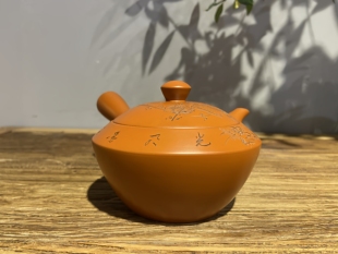 日本常滑烧已故名匠人梅原玉堂作 老朱泥雕刻梅花侧把急须泡茶壶