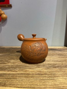 日本常滑烧已故名匠人 朱泥浮雕大花牡丹侧把急须 杉江荣山作