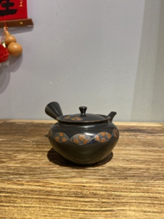 日本常滑烧已故名家 朱泥熏黑千羽拭小樱花侧把急须 梅原玉堂作