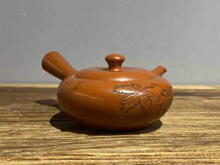 日本常滑烧已故名匠山田宝生老朱泥雕刻枫叶平丸形冷淬热泡侧把壶
