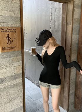 黑色辣妹纯欲基础款收腰显瘦V领长袖T恤女秋冬修身内搭打底衫上衣
