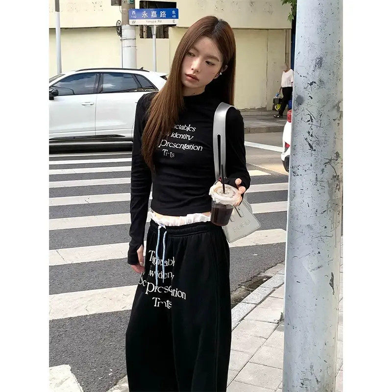 国潮牌黑色字母长袖t恤女秋季修身显瘦设计感百搭气质款上衣潮