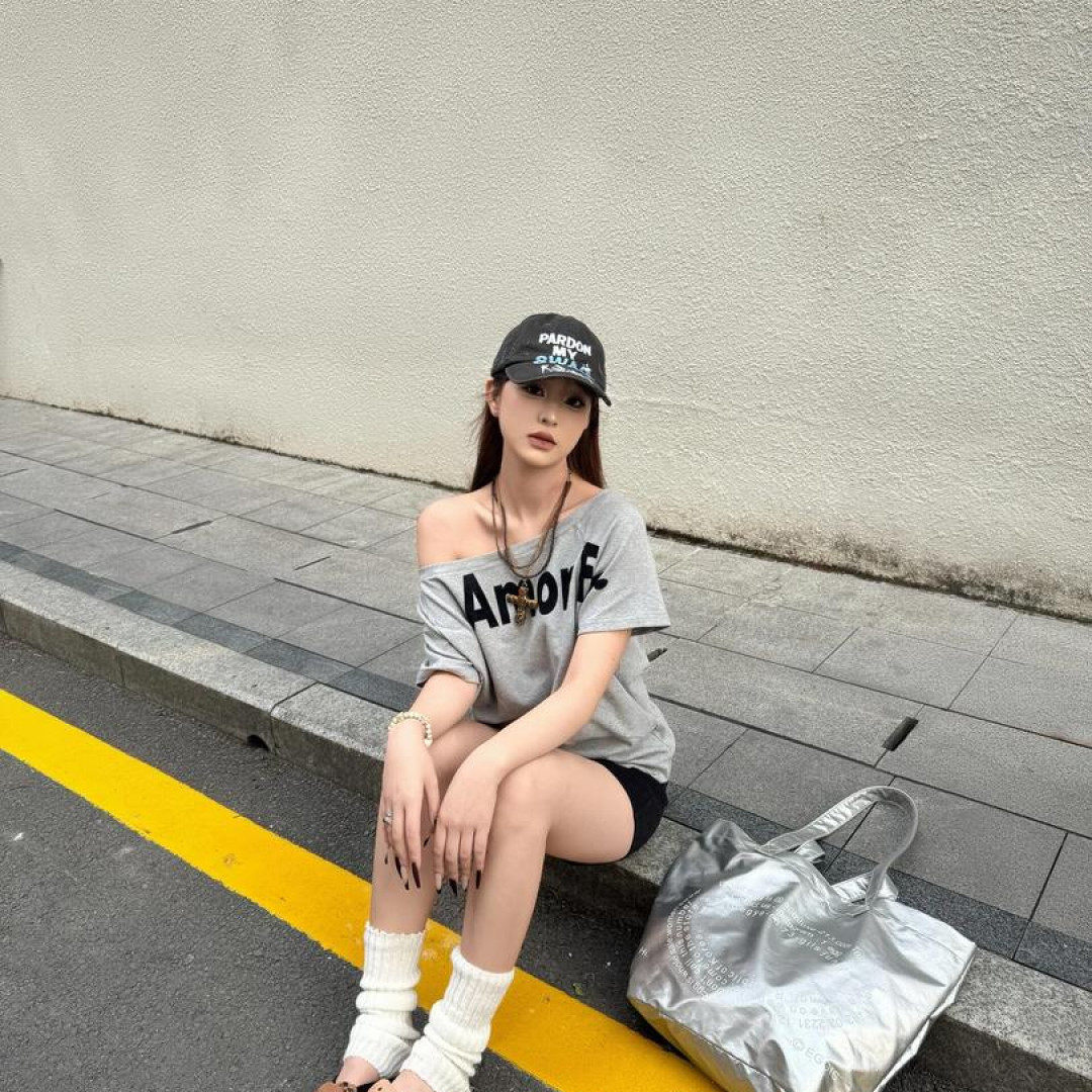 辣妹灰色字母斜肩短袖t恤女2026夏季宽松显瘦设计感一字露肩上衣