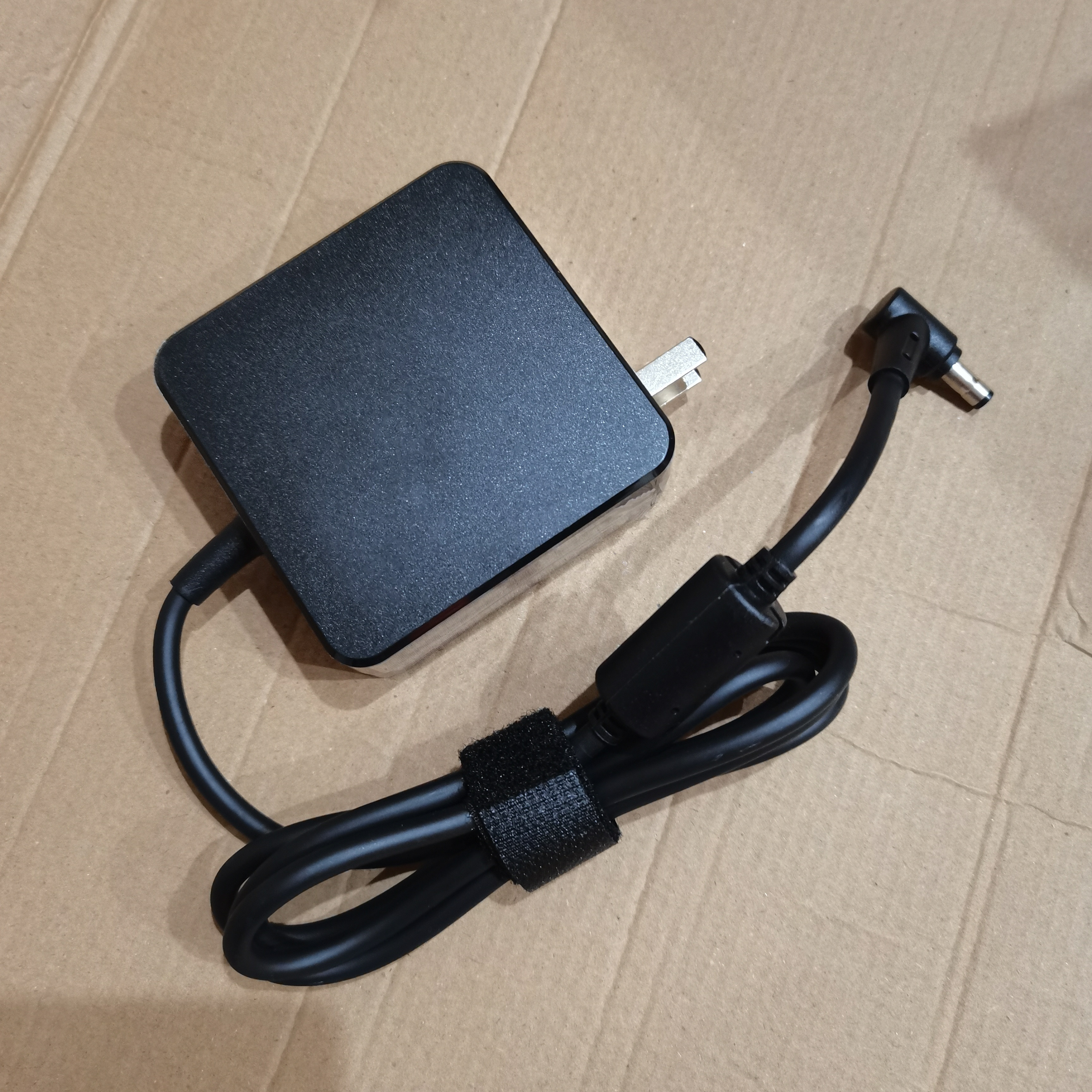华硕ASUSA20-240P1A FX507/FX707笔记本电源充电适配器240W
