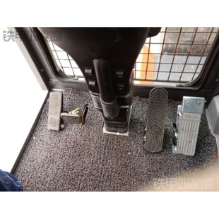 新源轮式65  75通用防脏电喷款脚垫轮挖好清理小挖机踩脚垫装饰件