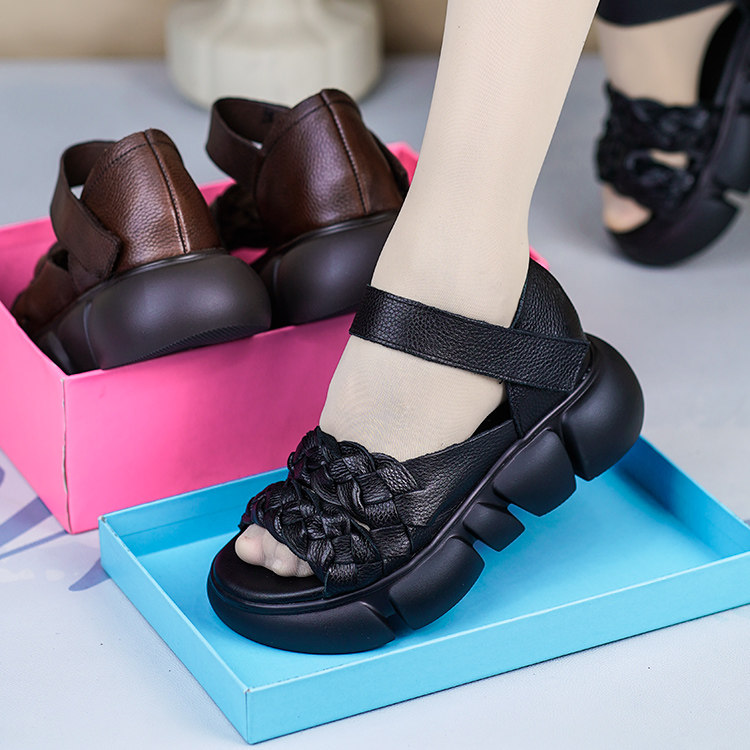 2026夏季新款英伦风真皮手工编织镂空露趾厚底坡跟魔术贴罗马凉鞋