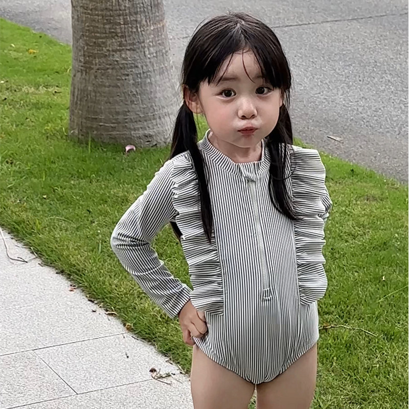 2025夏季女童灰色荷叶边连体泳衣女宝宝竖条纹泳装女孩海边游泳衣