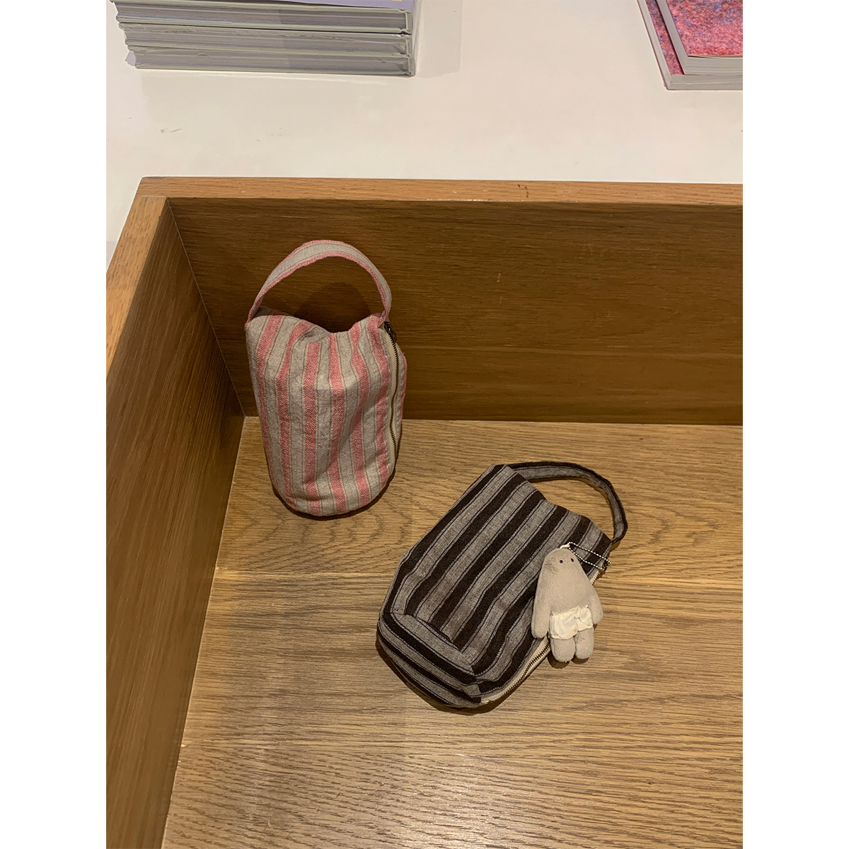 Maybekuii | 2色｜雨露麻条纹圆底手腕包 收纳小包 #255