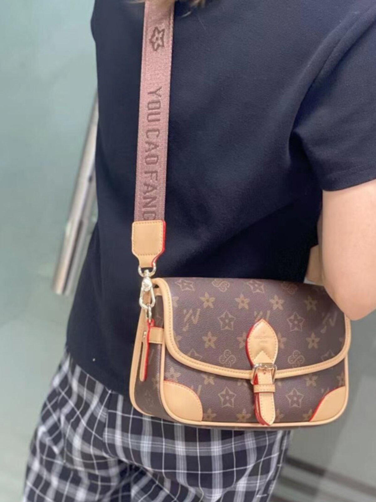 轻奢新款女包单肩斜挎优草坊2025牛角包真皮腋下包欧美月亮包包包