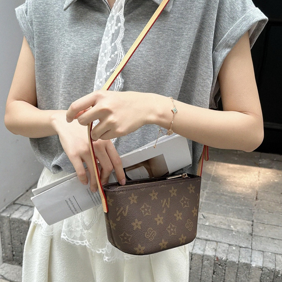 优草坊2025新款时尚印花小船包