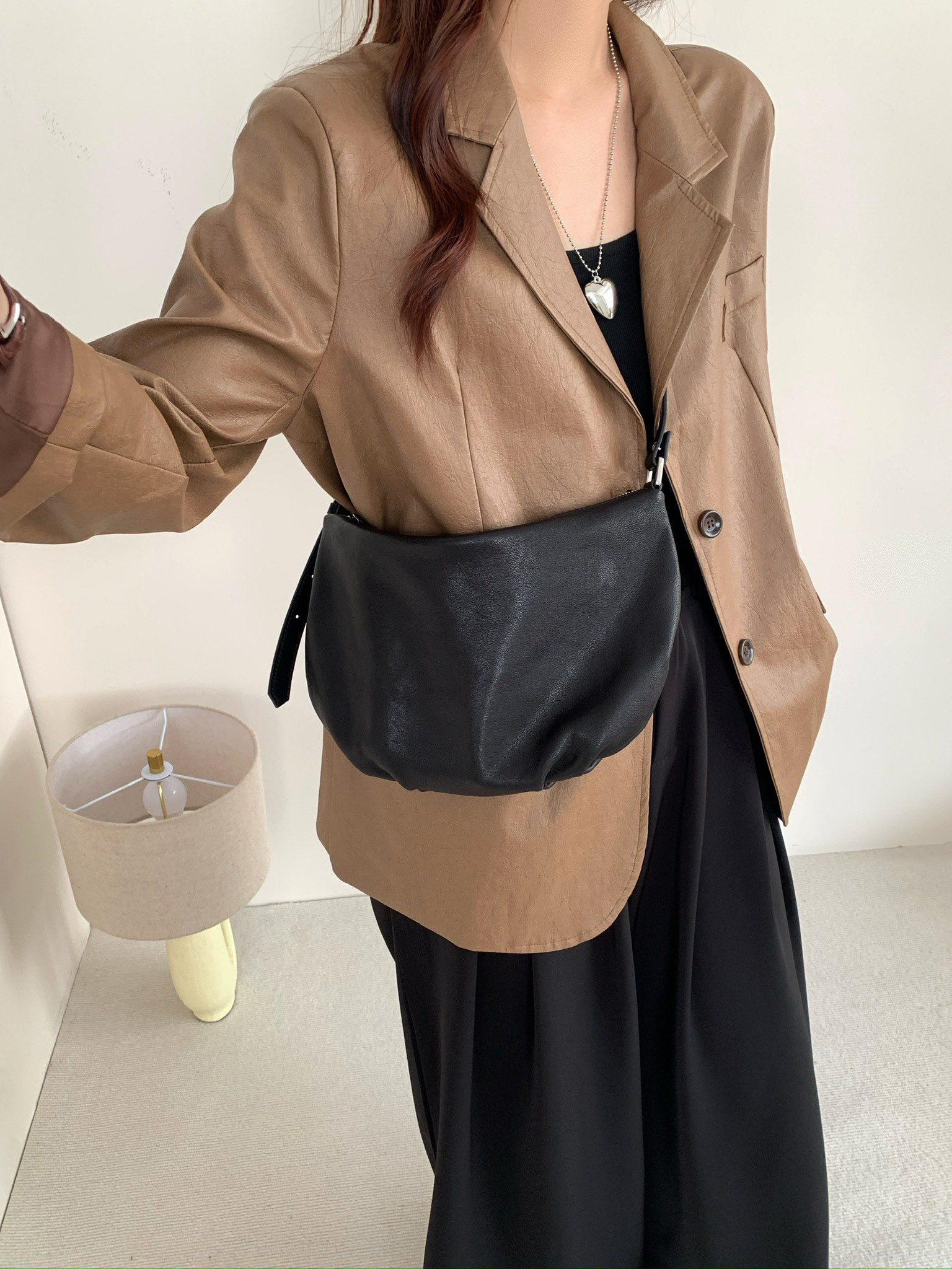 欧洲站头层植鞣羊皮女包极简慵懒风休闲斜挎腋下百搭真皮半圆包女