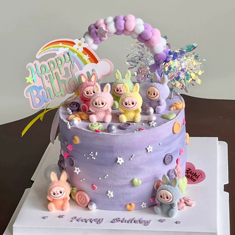 拉布布labubu甜品卡通公仔玩偶摆件生日蛋糕装饰雨丝插件 插牌
