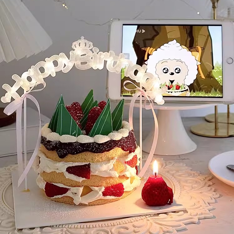 佳妍网红烘焙装饰摆件羊羊青草蛋糕草莓蜡烛生日快乐发光灯插件