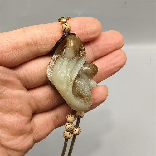 岫玉岫岩玉黄白老玉挂件蛇盘兔