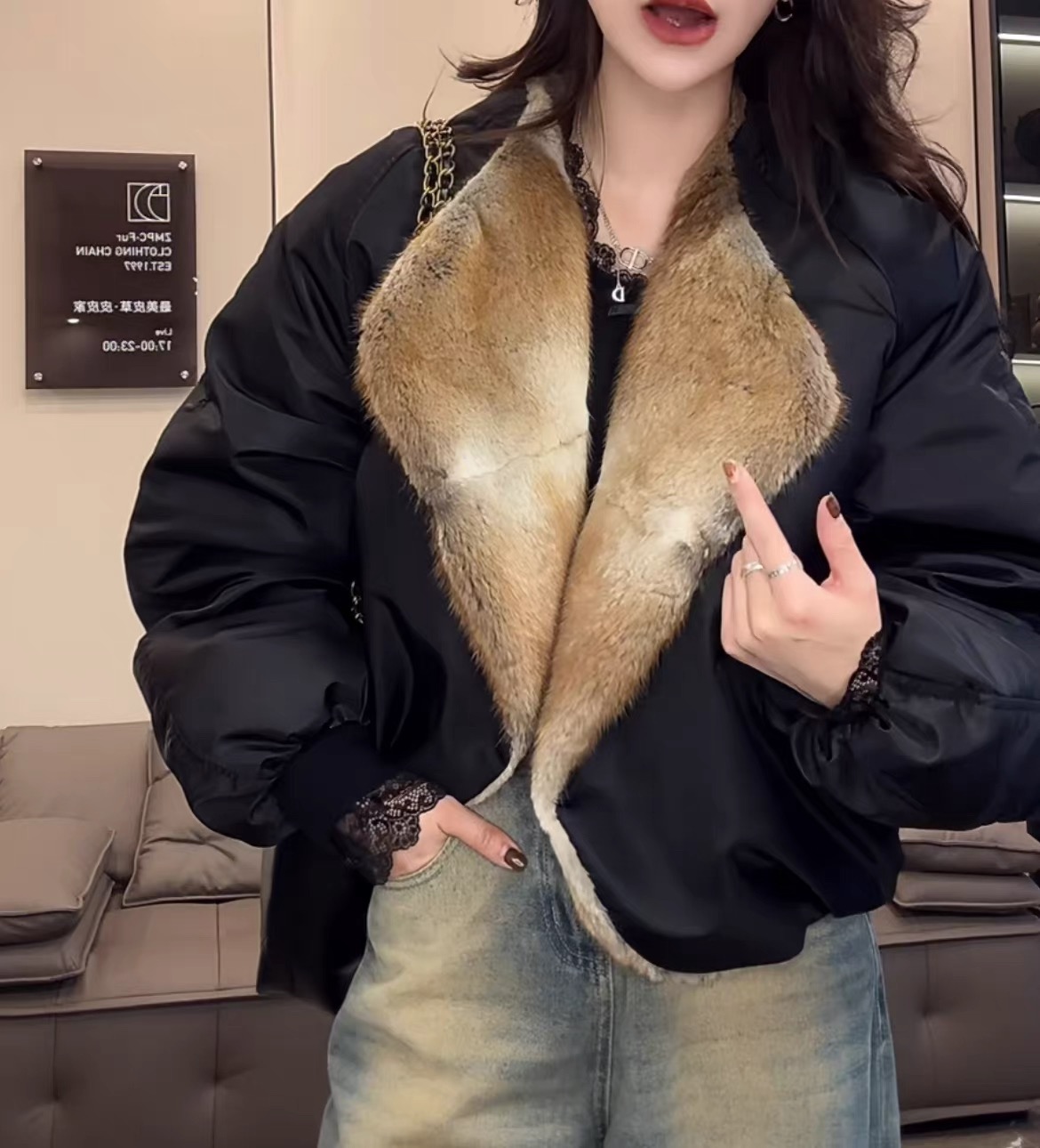 陈太太同款2025冬季新款休闲撞色水貂毛领女短鹅绒羽绒服外套时尚