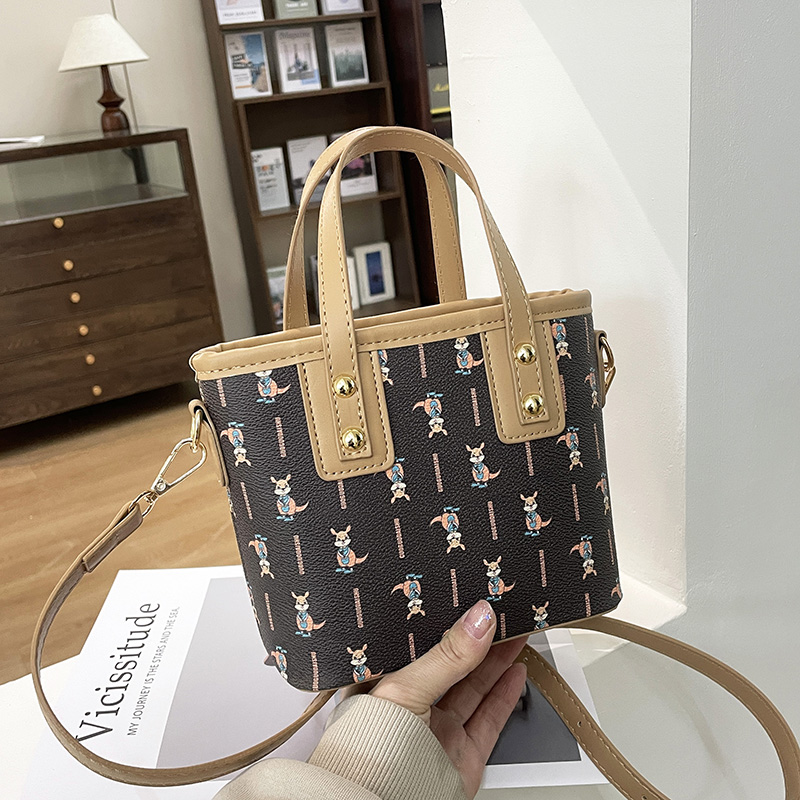 轻奢女款爆款2025新款小众网红时尚百搭女士单肩水桶包斜挎小包包