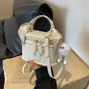 斜挎包百搭超火小包包女2025新款轻奢小众高级感单肩包手提盒子包