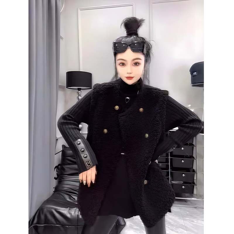 今年流行松弛感宽松羊羔毛马夹