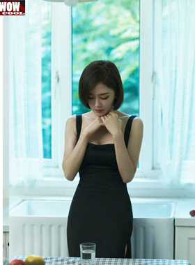 秦岚同款黑色连衣裙大方领背带无袖开衩丝质缎面高端醋酸性感露背