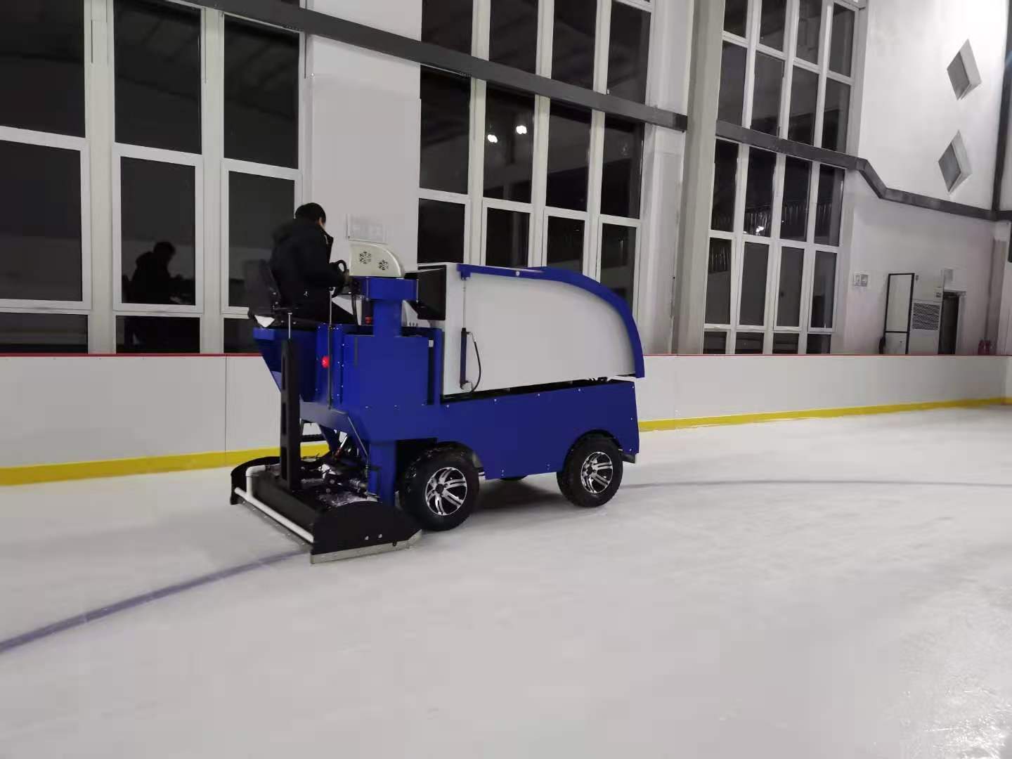 滑冰场 浇冰车磨冰车刮冰车收冰车清冰车整冰车修边机整冰机
