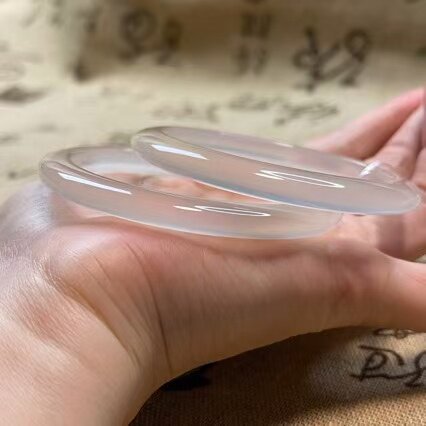 纯天然玛瑙手镯冰种玉镯女款冰透玉髓圆细条白月光叮当镯一对正品