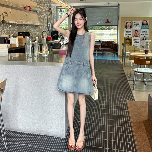 中长款水洗牛仔背心连衣裙女2026夏季新款设计感气质宽松短裙子