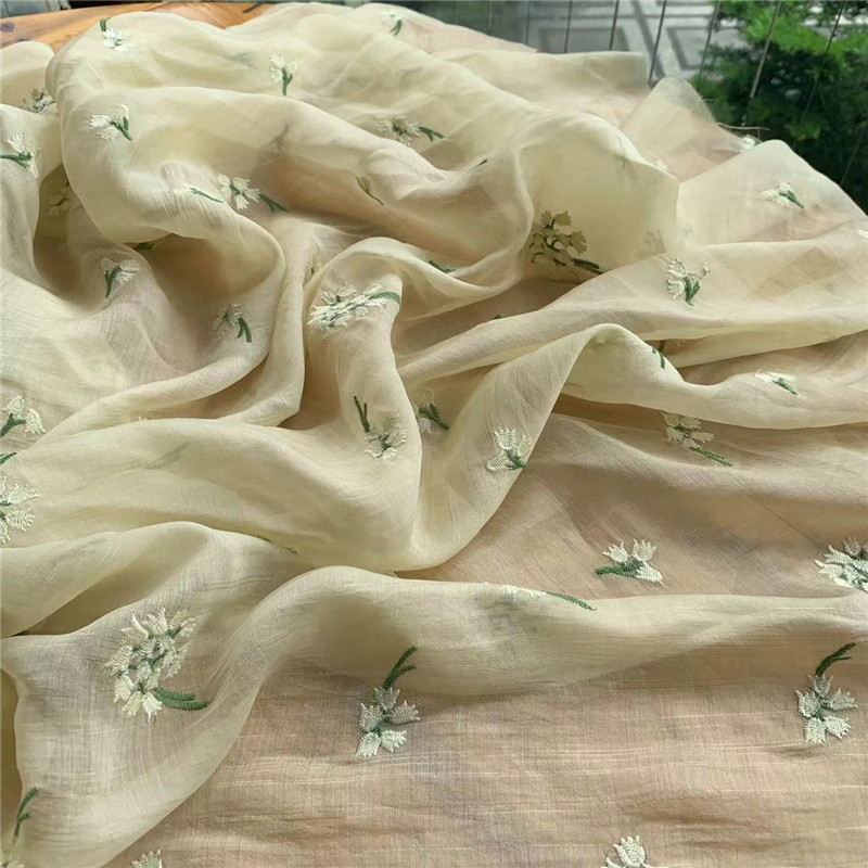 公司定制超薄微透天丝棉金丝条满幅小花刺绣柔软亲肤夏天服装布料