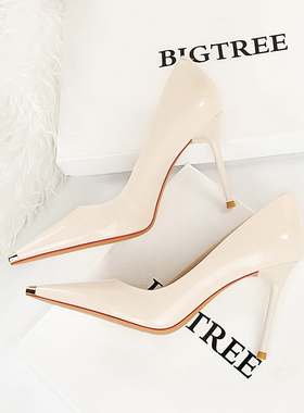 白色亮面高跟鞋女2025年新款漆皮尖头性感细跟金属单鞋职业工作鞋