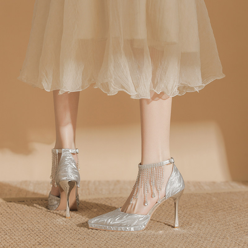 2026新款流苏一字扣防水台高跟鞋女尖头细跟银色不累脚10cm主婚鞋